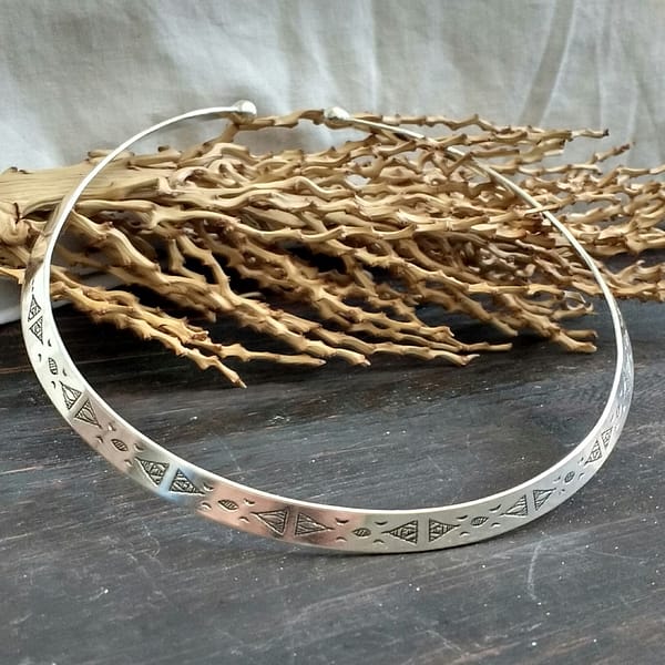 Silver Choker Cuff Necklace: Embrace the Allure of Simplicity