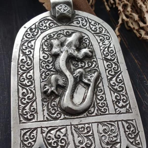 Empower Your Style with the Vintage Hamsa Pendant