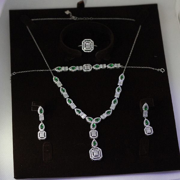 Discover Elegance: Green Jewelry Set - Buy Now!